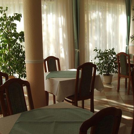 مبيت وإفطار ديبريتْسين Korona Panzio المظهر الخارجي الصورة